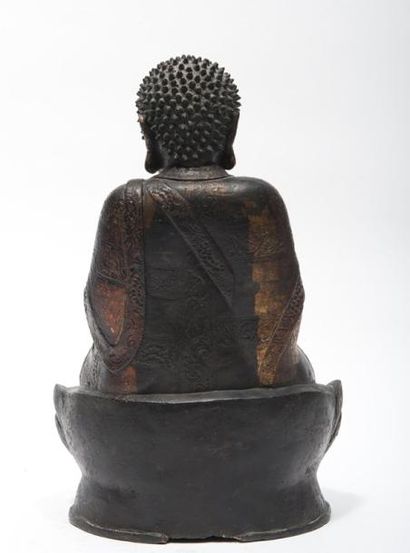 null Statuette de Bouddha en bronze laqué or Chine, époque Ming, XVIIème siècle....