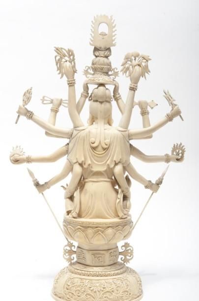 null Sculpture en ivoire représentant Avalokiteshvara à seize bras tenant ses divers...