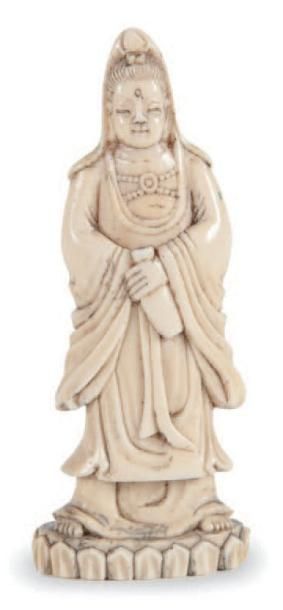 null Petite statuette de Guanyin en ivoire sculpté Debout sur un socle lotiforme,...