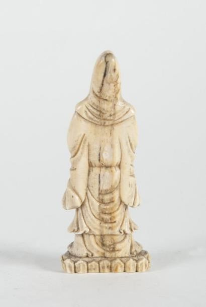 null Petite statuette de Guanyin en ivoire sculpté Debout sur un socle lotiforme,...