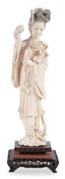 null Statuette de femme en ivoire sculpté Chine, première moitié du XXème siècle....
