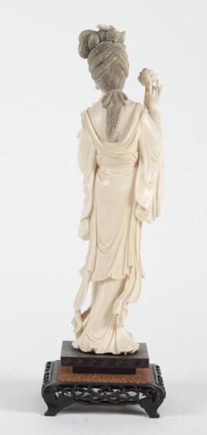 null Statuette de femme en ivoire sculpté Chine, première moitié du XXème siècle....