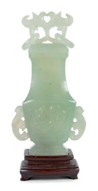 null Petit vase couvert en jade Chine, début du XXème siècle. De forme balustre à...
