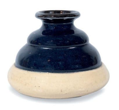FRANCIS JOURDAIN (1876-1958) Vase en forme de toupie en céramique à base beige et...