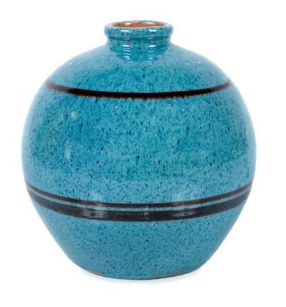 FRANCIS JOURDAIN (1876-1958) Vase de forme boule à petit col en céramique bleue grisée...