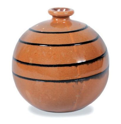 FRANCIS JOURDAIN (1876-1958) Vase de forme boule à petit col en céramique beige à...
