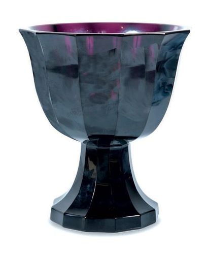 JOSEF HOFFMANN (1870-1956) Vase de forme calice sur piédouche à côtes plates en verre...