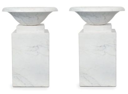 ANONYME Paire de colonnes décoratives en marbre blanc veiné à bases cubiques à décrochement...
