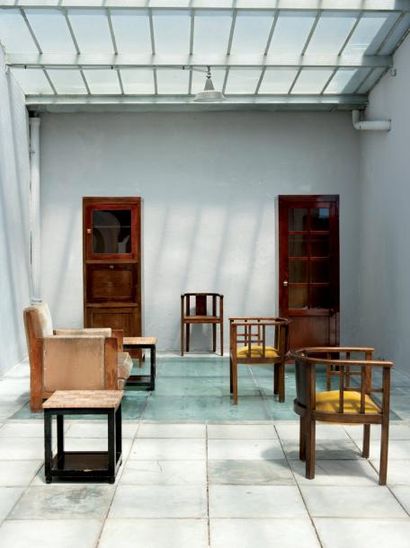 FRANCIS JOURDAIN (1876-1958) Paire de fauteuils en hêtre teinté brun en forme de...