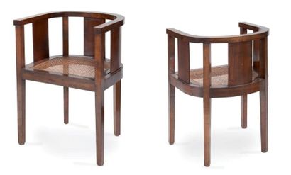 FRANCIS JOURDAIN (1876-1958) Paire de fauteuils en acajou en forme de demi-cercle...