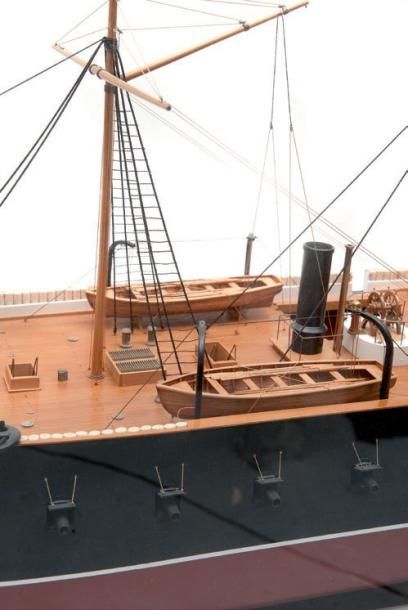  Maquette du ponton français «Arrogante» Sous vitrine. 104 x 44 x 52 cm