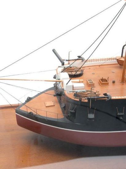 Maquette du ponton français «Arrogante» Sous vitrine. 104 x 44 x 52 cm