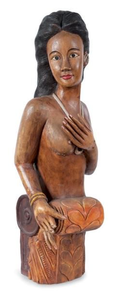 null Figure de proue polychrome représentant une tahitienne Epoque début XXème siècle....