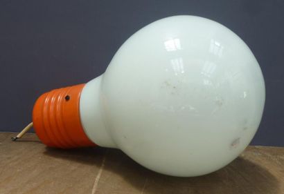 Travail Français Lampe à poser «Ampoule». Opaline, plastique. L.: 35 cm. Circa 1...