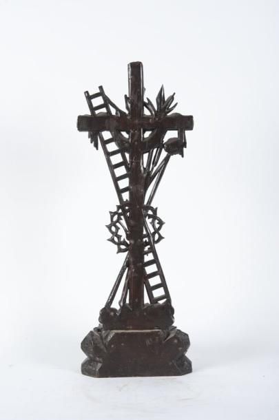 null Un Christ en ivoire sur un important socle en bois sculpté noirci. H.: 68 c...