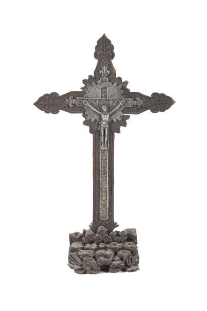 null Crucifixion sur socle. Bois et métal. 42 x 25 cm