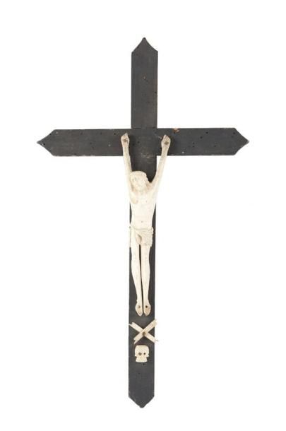 null Crucifix. Os et bois. 36 x 21 cm