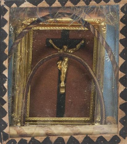 null Crucifixion dans une vitrine dorée. 16 x 13 cm
