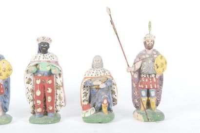 null Lot de 5 santons. Mauvais état (manques).Terre cuite polychrome. H.: 16 cm