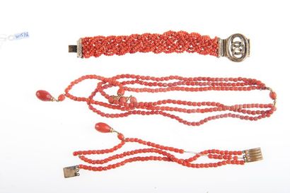 Lot comprenant deux bracelets et un collier...