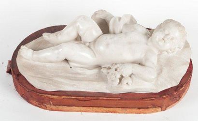 null Enfant endormi. Sculpture en marbre de Carrare. Italie XVIIème siècle. 46 x...