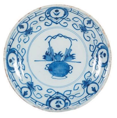 DELFT Assiette ronde, décor bleu dans le goût chinois. Epoque XVIIIème siècle. D.:...