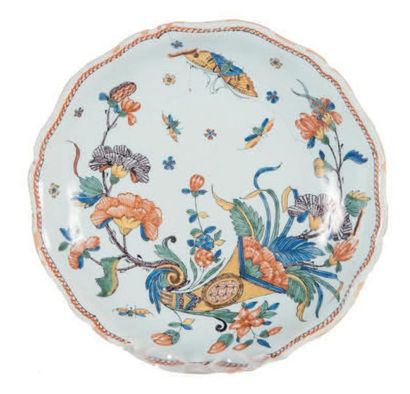 ROUEN Petit plat creux, décor polychrome à la corne fleurie. Epoque XVIIIème siècle....