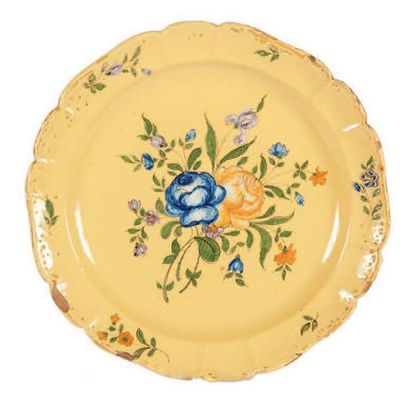 null Important plat de style Louis XV en faïence à décor floral sur fond jaune. XIXème...