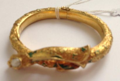 null Bracelet jonc en or jaune stylisé d'une tête de dragon à décor ciselé (traces...