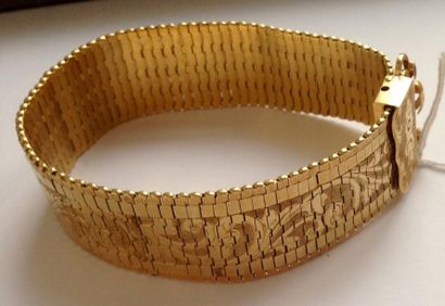 null Bracelet ruban en or jaune stylisé d'une ceinture à décor ciselé de rinceaux,...