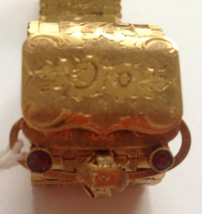null Bracelet ruban en or jaune stylisé d'une ceinture à décor ciselé de rinceaux,...