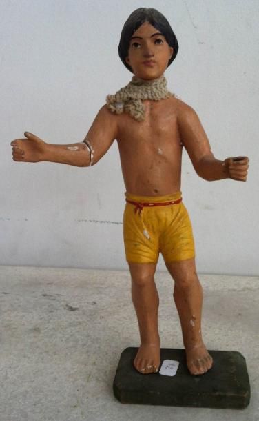 null Petite figurine en bois polychrome représentant un petit indien. H: 26,5 cm