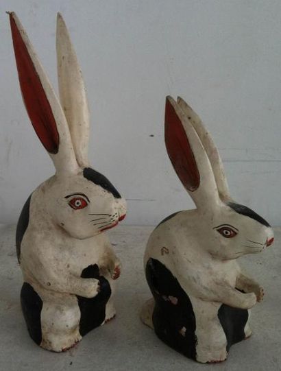 null Deux lapins en bois. H: 39 et 31 cm