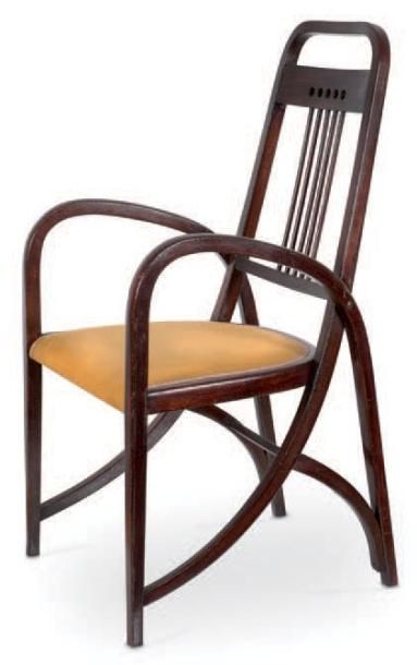 THONET Paire de fauteuils en bois courbé et thermoformé teinté acajou. Les montants...