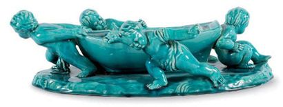 CLEMENT MASSIER (1845-1917) Jardinière modèle «Bateau» en céramique bleue pâle à...