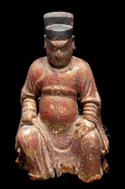 null Dignitaire en bois laqué rouge et or Chine, XVIIème siècle. Représenté assis...