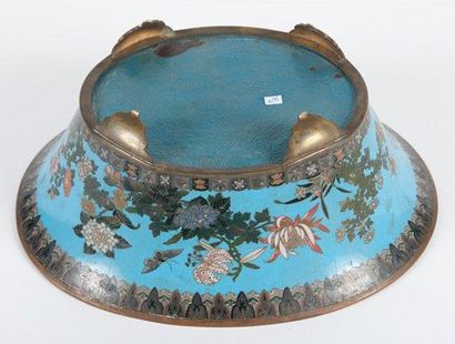 null Jardinière et grand plat en cuivre et émaux cloisonnés Japon, Epoque Meiji,...