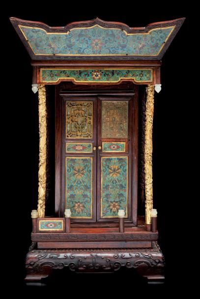 null Autel en bois sculpté et émaux cloisonnés Chine, Dynastie Qing, XIXème siècle....