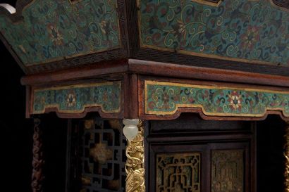 null Autel en bois sculpté et émaux cloisonnés Chine, Dynastie Qing, XIXème siècle....