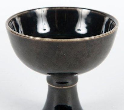 null Coupe à pied en porcelaine monochrome noir Chine, XVIII-XIXème siècle. La partie...