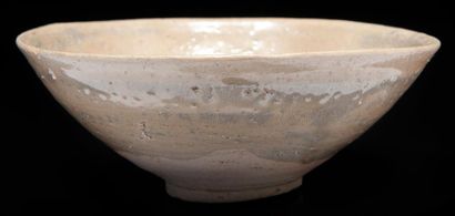 null Trois bols en grès émaillé et un petit vase en grès émaillé céladon Chine, XIIIème...