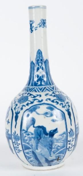 null Vase en porcelaine bleu blanc Chine, fin du XIXème siècle. En forme de bouteille,...