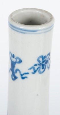 null Vase en porcelaine bleu blanc Chine, fin du XIXème siècle. En forme de bouteille,...