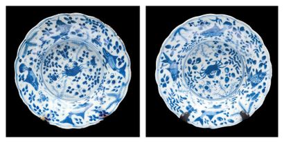 null Paire d'assiettes en porcelaine bleu blanc Chine, époque Kangxi (1662-1722)....