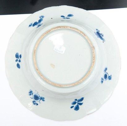 null Paire d'assiettes en porcelaine bleu blanc Chine, époque Kangxi (1662-1722)....