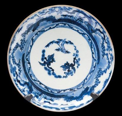 null Trois assiettes en porcelaine bleu blanc Japon, XIXème siècle. Circulaires,...