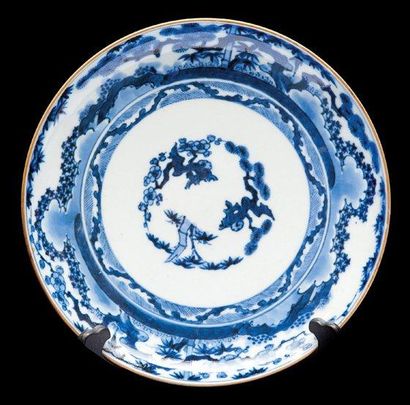 null Trois assiettes en porcelaine bleu blanc Japon, XIXème siècle. Circulaires,...