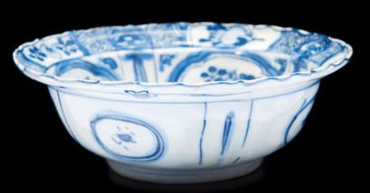 null Bol en porcelaine bleu blanc Kraak Chine, époque Wanli, XVIIème siècle. La bordure...