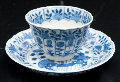 null Quatre tasses et sous tasses en porcelaine bleu blanc Chine, époque Kangxi (1662-1722)....