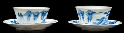 null Deux tasses et sous tasses en porcelaine bleu blanc Chine, XVIIIème, XIXème...